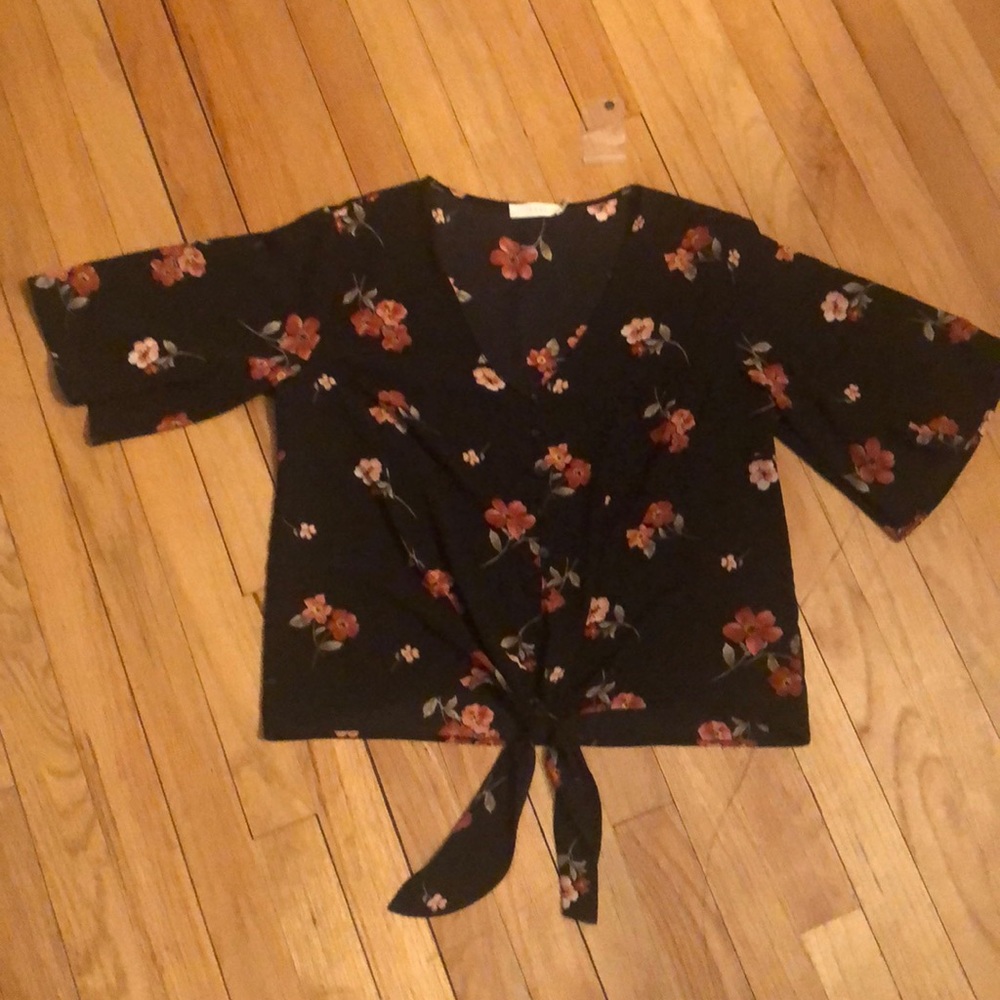 Lush  NWT Floral tie bottom blouse